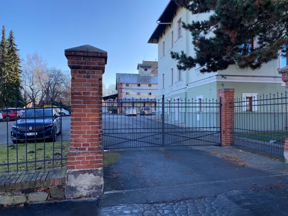 Vstupní brána do areálu na Otické 37